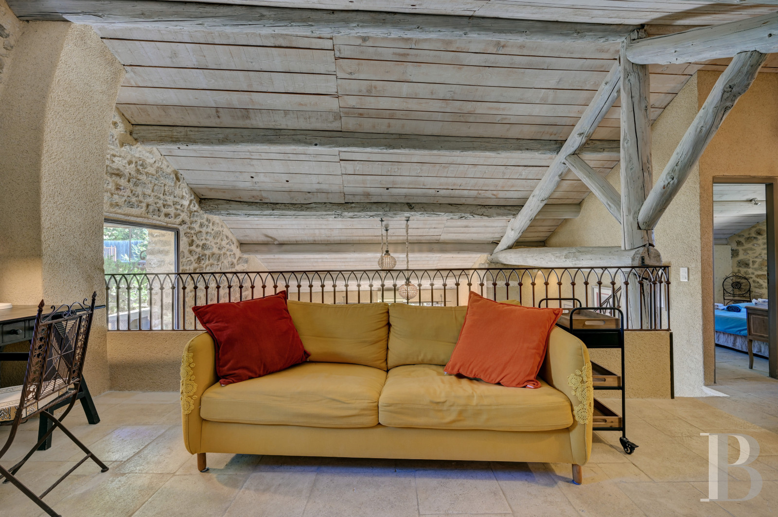 Dans le Vaucluse, aux environs de Beaumes-de-Venise,  une ancienne ferme du 18e siècle bordée de vignes - photo  n°24